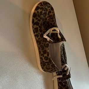 Slip on shoes brown black leopard print